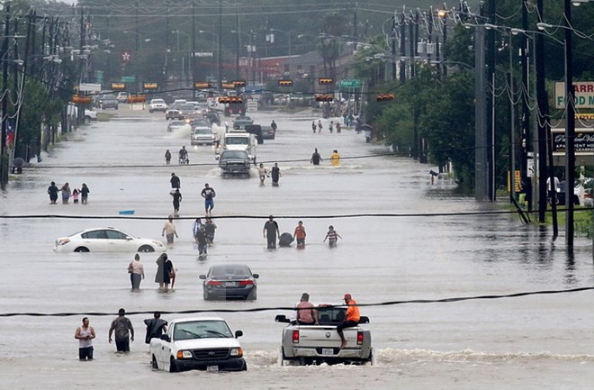 Nhà máy của Exxon, Shell bị tràn chất thải và hóa chất do bão Harvey