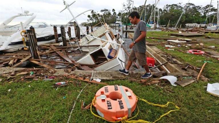 Cận cảnh sự tàn phá kinh hoàng mà siêu bão Irma để lại ở Florida