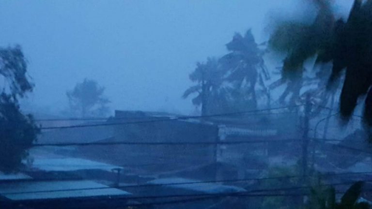 Trực tiếp: Bão số 12 đang càn quét Ninh Hòa, Nha Trang