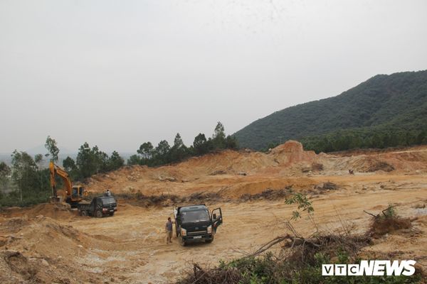 Doanh nghiệp ‘núp bóng’ mỏ đá để khai thác đất ở Hà Tĩnh