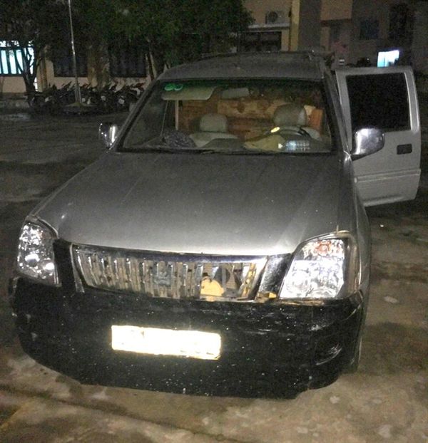 Truy đuổi bắt giữ xe ô tô 7 chỗ lậu chở gỗ lậu