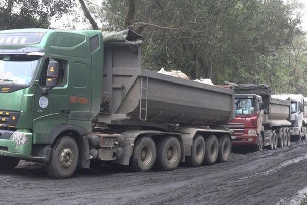 Thái Nguyên: Tạm giữ 10 xe chất thải nghi độc hại chở từ mỏ đa kim Núi Pháo