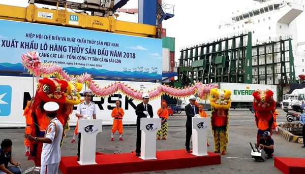 Bộ trưởng Nông nghiệp Nguyễn Xuân Cường bấm nút xuất khẩu lô thủy sản đầu năm trị giá gần 600.000 USD