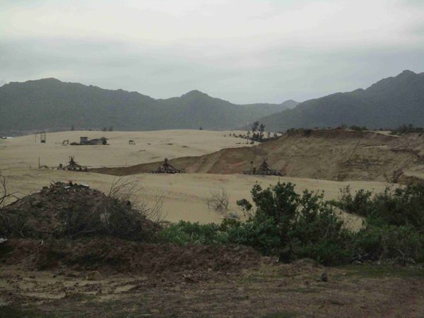 Khai thác ti tan làm lấp đường dân sinh, gây xâm thực đất rừng