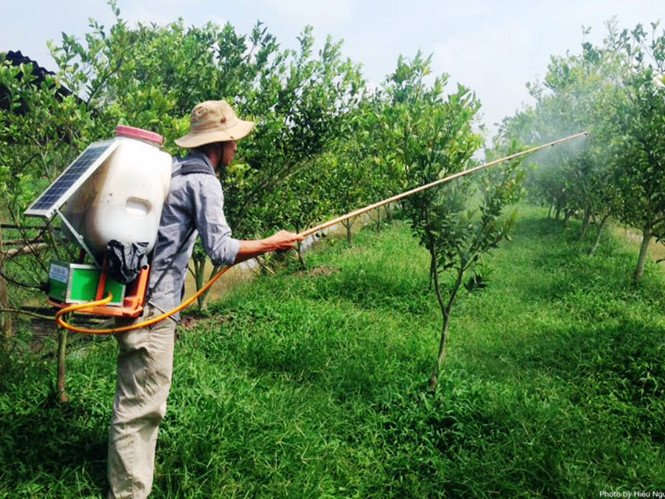 Thầy giáo trẻ sáng chế bình xịt thuốc dùng năng lượng mặt trời