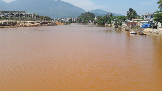 Hơn 8 km sông Cu Đê chuyển sang màu đỏ gạch là do san lấp mặt bằng