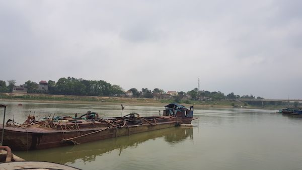 Đơn độc đối đầu với cát tặc