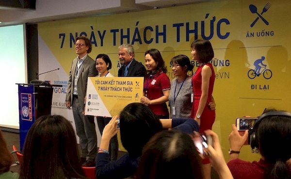 Tại sao Diva Mỹ Linh xài giày cũ rẻ tiền?
