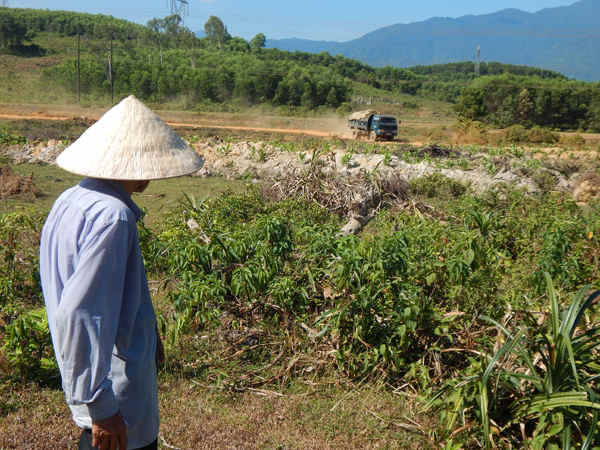Lợi dụng cải tạo ruộng để khai thác tài nguyên