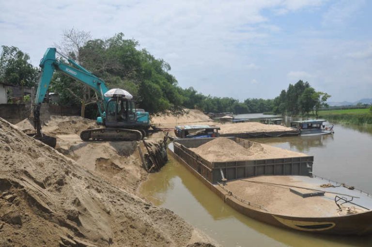 “Siết” khai thác cát sỏi lòng sông Vu Gia-Thu Bồn