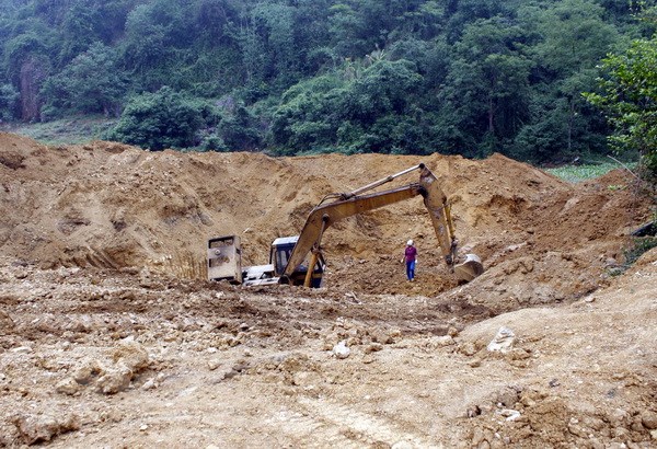 Phú Thọ: Người dân làm rào chắn phản đối khai thác khoáng sản