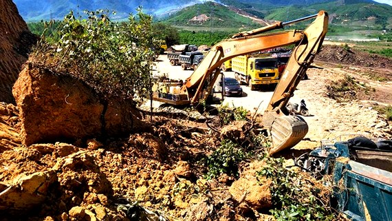 Vụ sập mỏ, 2 xe tải bị vùi lấp cùng tài xế: Yêu cầu dừng khai thác mỏ