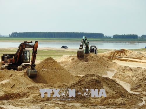 Cấp phép hoạt động kinh doanh cát và bến thủy nội địa lòng hồ Dầu Tiếng gây nhiều bức xúc