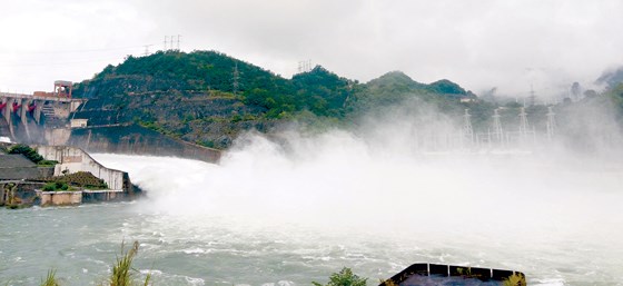Bão và áp thấp nhiệt đới cùng đổ bộ vào đất liền