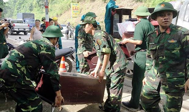 Hối hả cứu tài sản của người dân Hòa Bình trước “miệng hà bá”