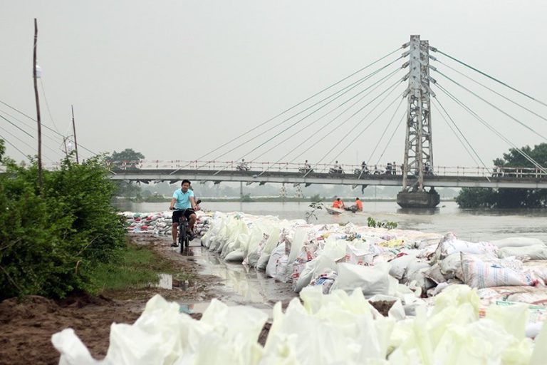 Ngập lụt nặng ở Chương Mỹ: Hà Nội sẽ đề xuất kè đê sông Bùi bằng bêtông