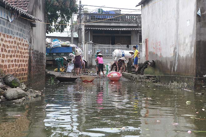 Mưa kéo dài đe dọa hồ chứa nước