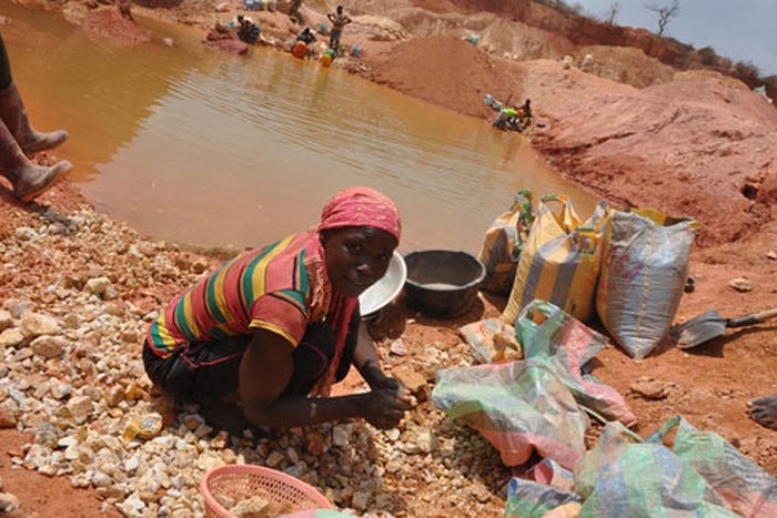 Máu và nước mắt trong những mỏ khai thác vàng ở Cameroon