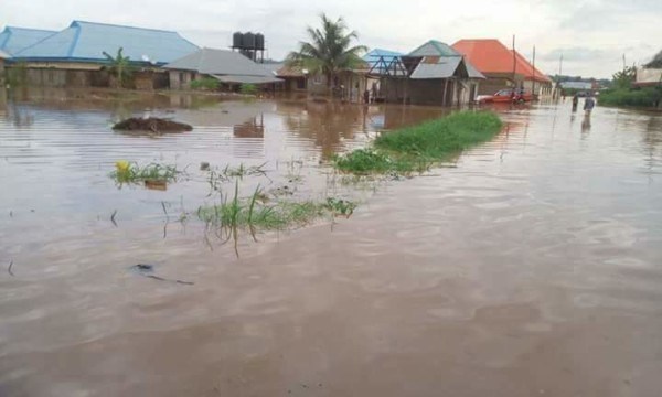 Hàng nghìn người phải rời bỏ nhà cửa do lũ lụt ở Nigeria