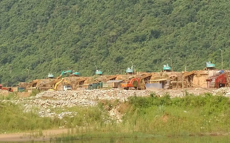 Thái Nguyên: Phá rừng làm đường, xây chùa trong khai trường vàng