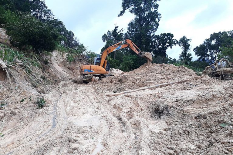 Cứu lũ vùng biên