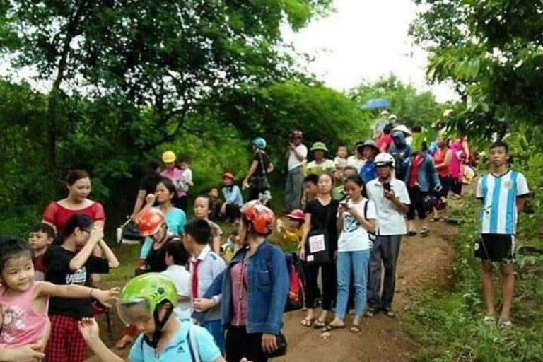 Nghệ An: Thủy điện xả lũ, dân hối hả lên núi lánh nạn