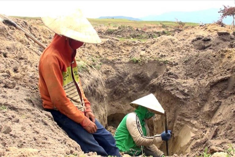 Kiểm tra việc dân đổ xô đào bới đá đen ở lòng hồ thủy điện Sông Hinh