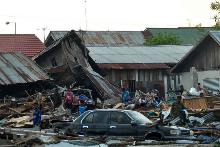 Indonesia: Núi lửa tiếp tục phun trào sau thảm họa động đất, sóng thần