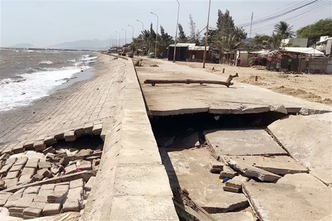 Sóng biển xâm thực gây sạt lở nghiêm trọng, 1.400 người bị đe dọa