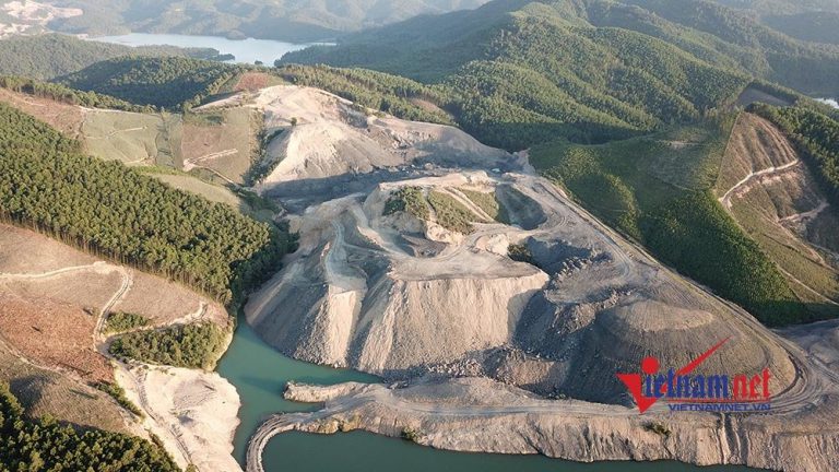 Quảng Ninh: “Núp bóng” xây nghĩa trang, cạo trọc 31 ha rừng để khai thác than