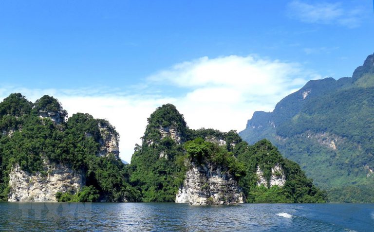 Ngỡ ngàng vẻ đẹp non nước của “Hạ Long giữa đại ngàn” Tây Bắc
