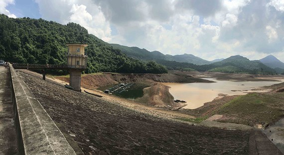 Miền Trung hạn giữa mùa lũ