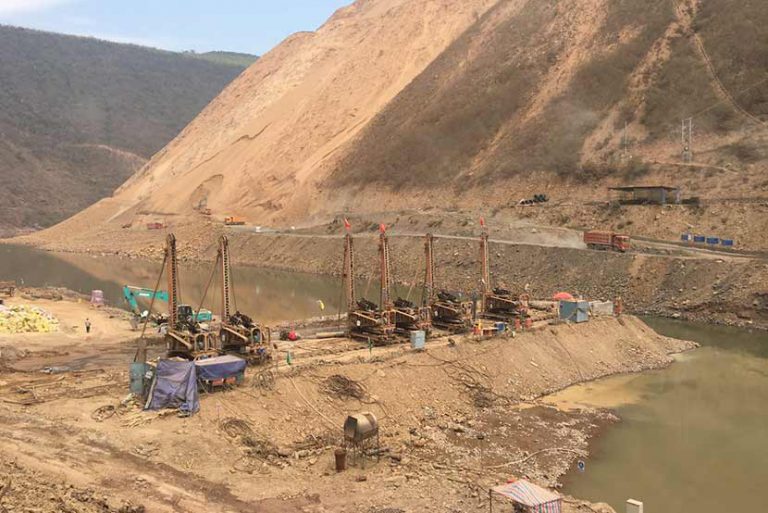 Vụ kiện chim công phát lộ những thiệt hại từ đập thủy điện