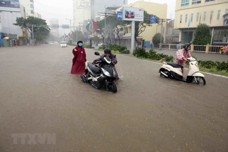 Hình ảnh Đà Nẵng chìm trong nước sau trận mưa lớn kéo dài