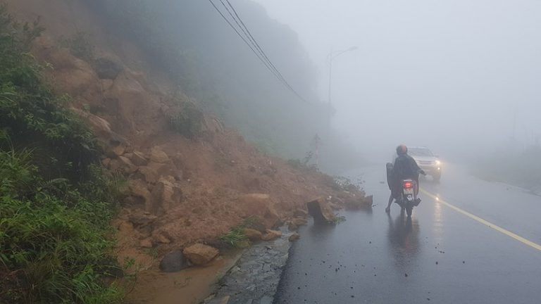 Bán đảo Sơn Trà sạt lở nghiêm trọng, đất đá lao xuống đường