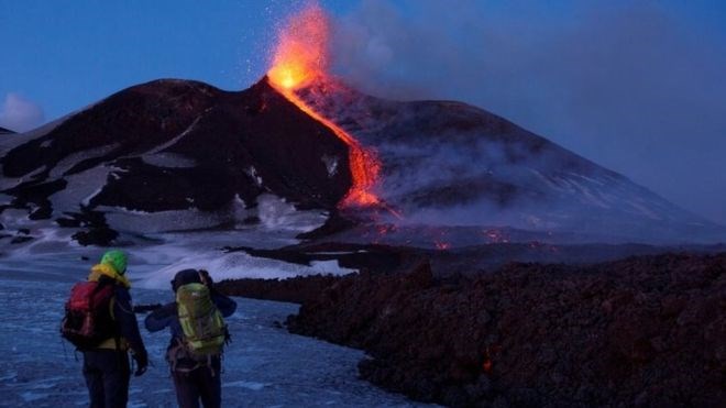 Ngọn núi lửa cao và mạnh nhất châu Âu đã thức giấc