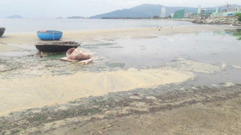 Nước thải lại chảy ra bờ biển Đà Nẵng