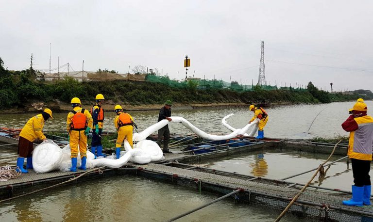 Hải Dương: Xử lý cơ bản dầu tràn trên sông Kinh Thầy