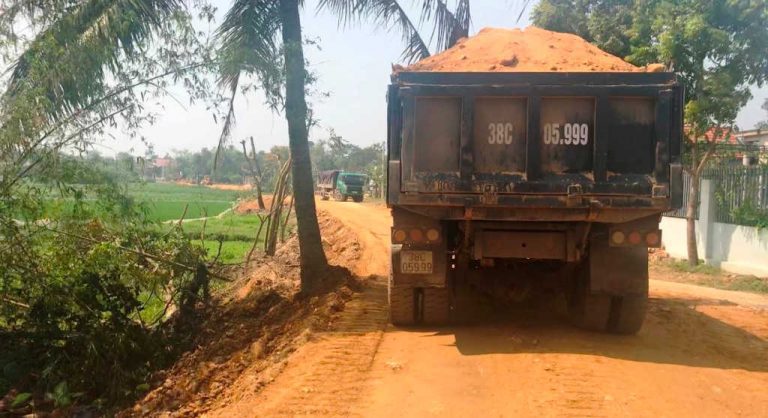 “Núp bóng” mỏ đất sét để khai thác trái phép