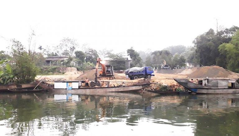 “Cát tặc” xuyên đêm “rút ruột” sông Hương