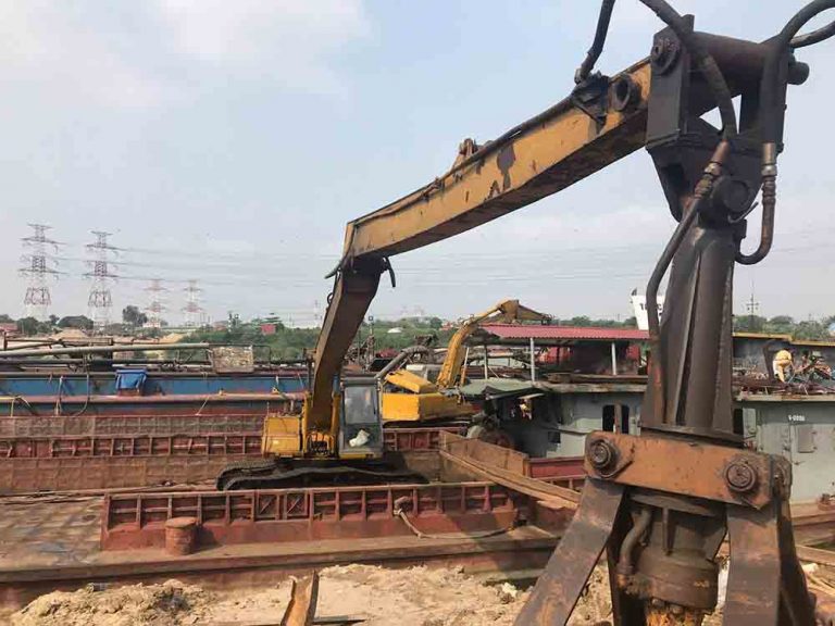 Bắt quả tang 5 tàu khai thác cát trái phép trên sông Hồng