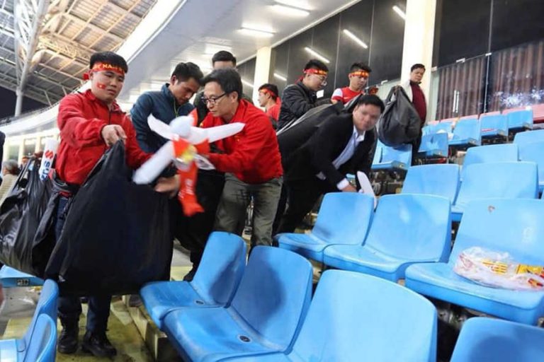 Dọn rác: Chính sách không thể ngồi chờ