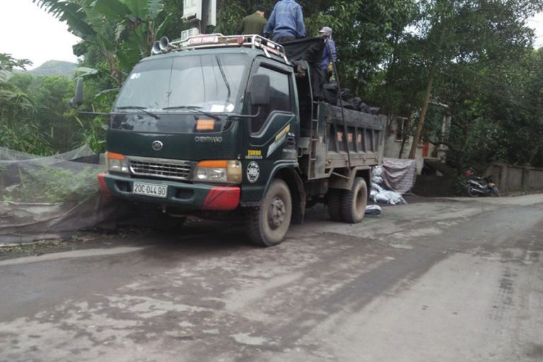 Ngang nhiên mua bán than trộm cắp