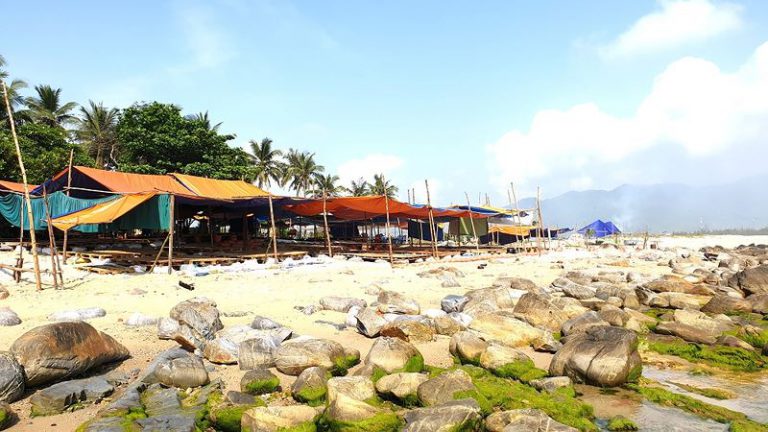 Đà Nẵng: Rạn Nam Ô nhếch nhác vì nạn hàng quán tự phát