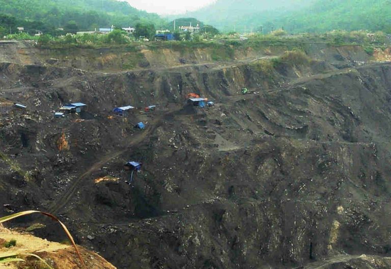 Bài 2: “Tuồn” lậu cả ngàn tấn than mỗi tháng bằng “suất ngoại giao”