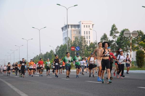 Hậu Giang: Hơn 4.000 người tham gia chạy Marathon kêu gọi chống biến đổi khí hậu