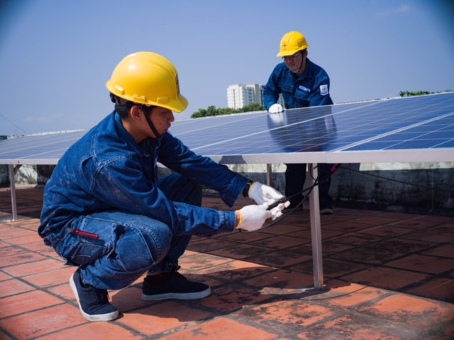 Lần đầu tiên ký hợp đồng mua điện mặt trời của hộ dân