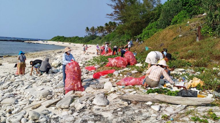 Tìm lời giải cho bài toán rác thải nhựa nơi đảo xa: Hãy bắt đầu từ những việc nhỏ