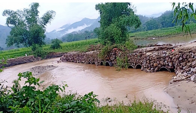 Lũ quét đầu mùa làm ách tắc giao thông ở Lào Cai