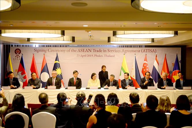 Các Bộ trưởng Kinh tế ASEAN ký kết 2 văn kiện về thương mại dịch vụ và đầu tư